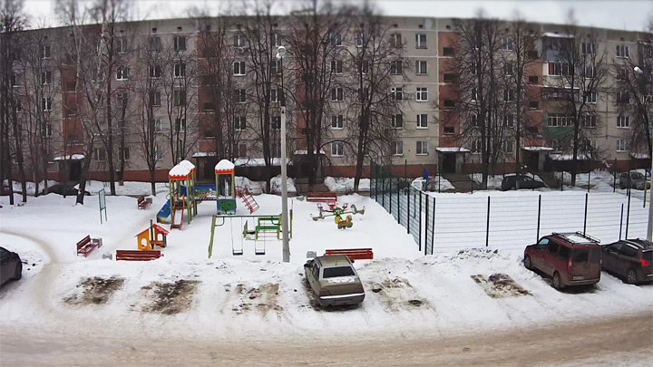 Онлайн веб-камера у детской площадки на Садовой улице, 20